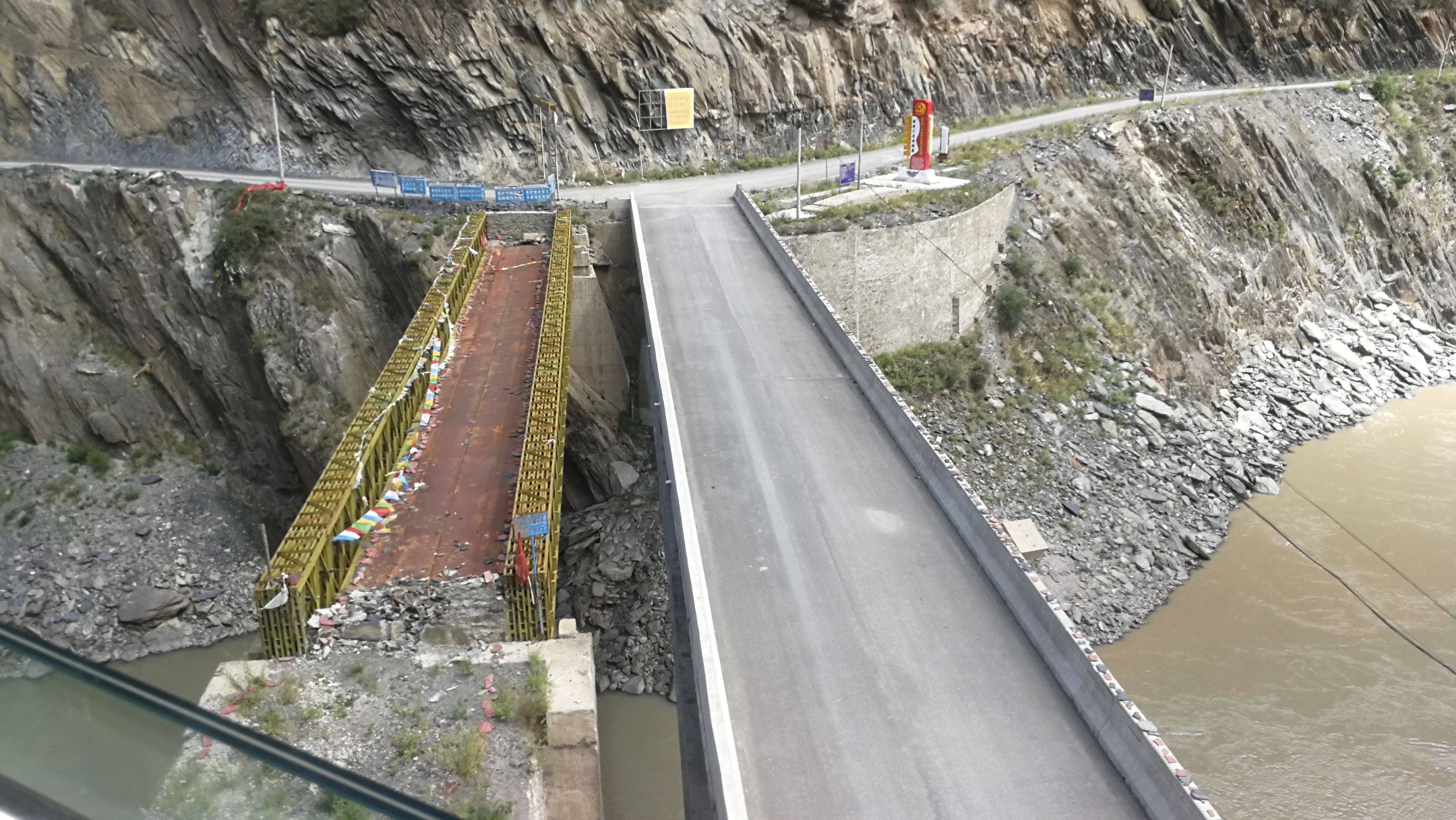 带外置大梁走颠簸路震动比内置大梁的小，内饰异响也小！底盘结构简单，维护成本也少，本人几个版本的帕杰罗 ...