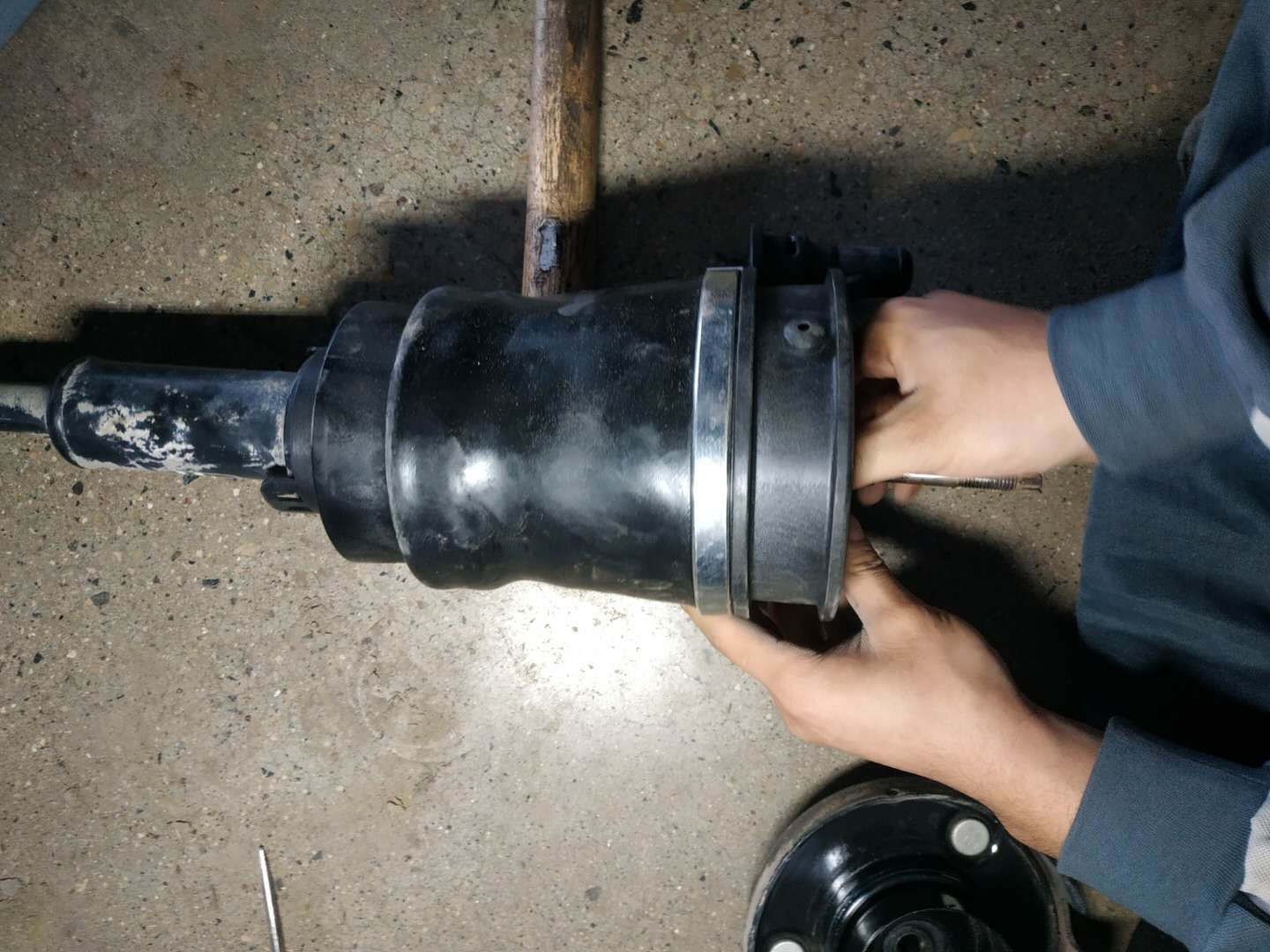 更换新的气包:个人建议安装完毕后，充些气，让气包稍微鼓胀点在装车。