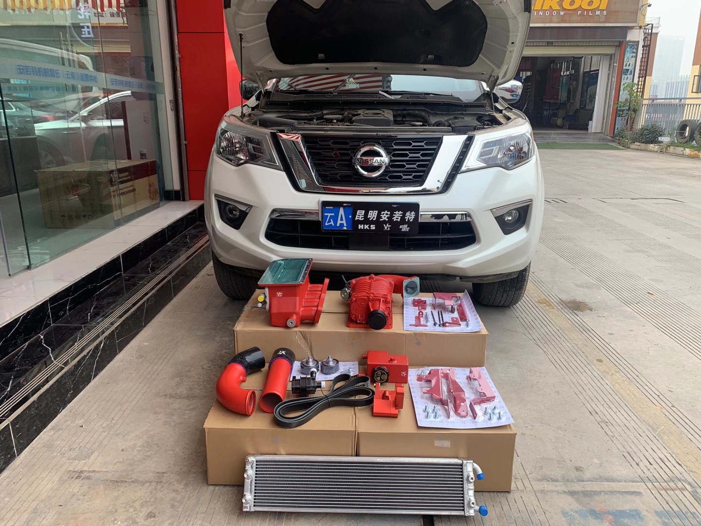 整个机械套件中，包含了一个VT V90的机械增压本体，专用底座，水中冷，中冷管路，水箱等等。 ...