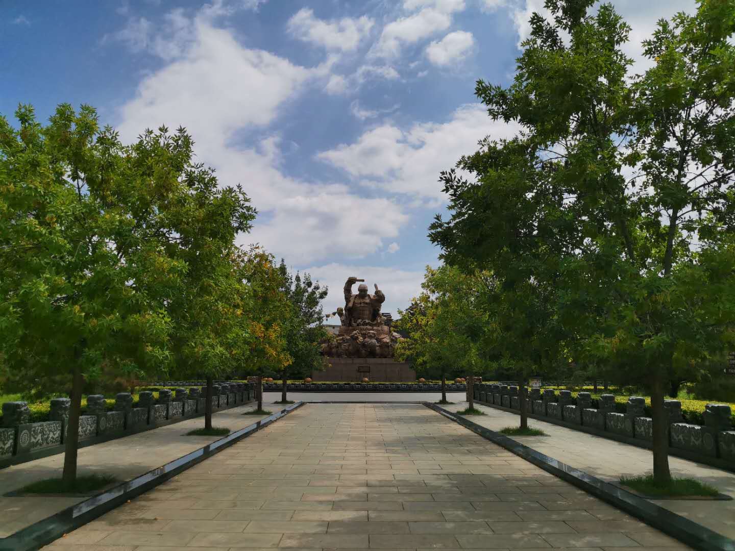 锣鼓古城标志雕塑.jpg