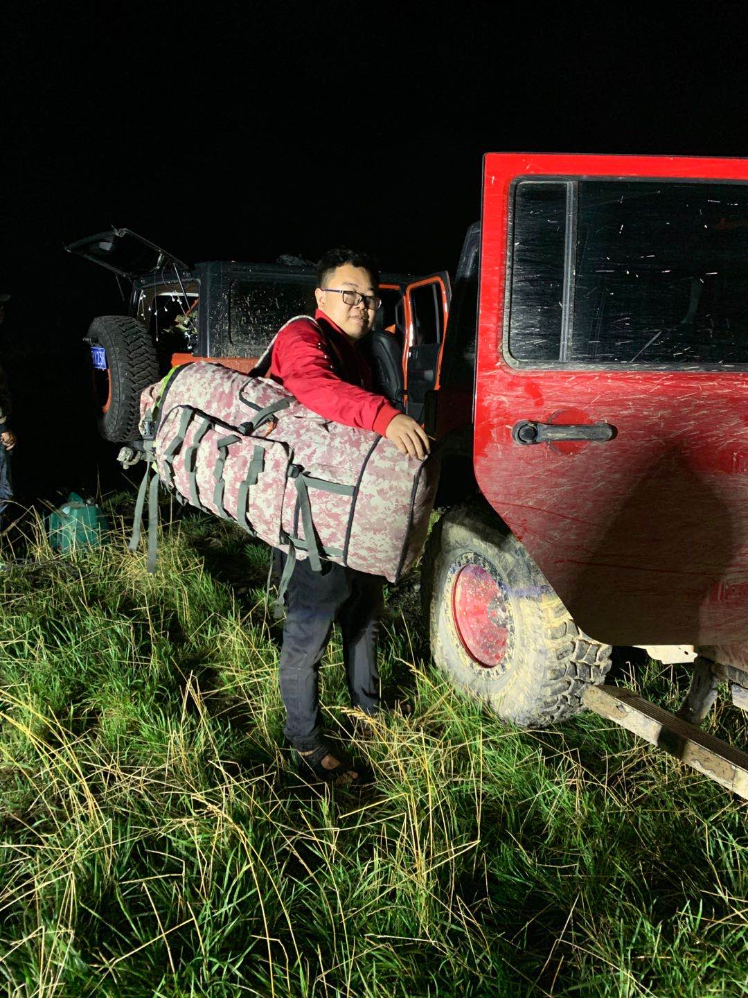山顶的风呼呼的吹，已是零下几度的温度，已经无法搭建帐篷，无奈只有车上将就了一晚 ...