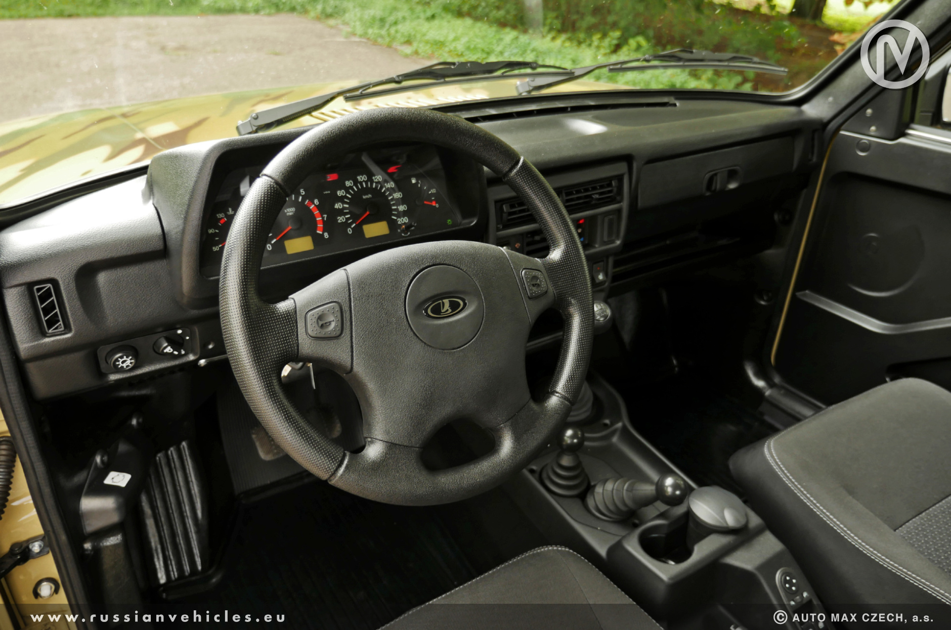 LAda_Niva_Hard_cross_AMC_www.russianvehicles.eu_interior.jpg
